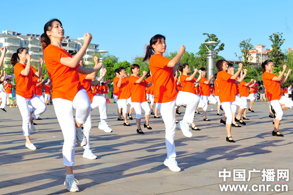 最新广场舞教学指南，舞动活力，跃入2017年广场舞世界